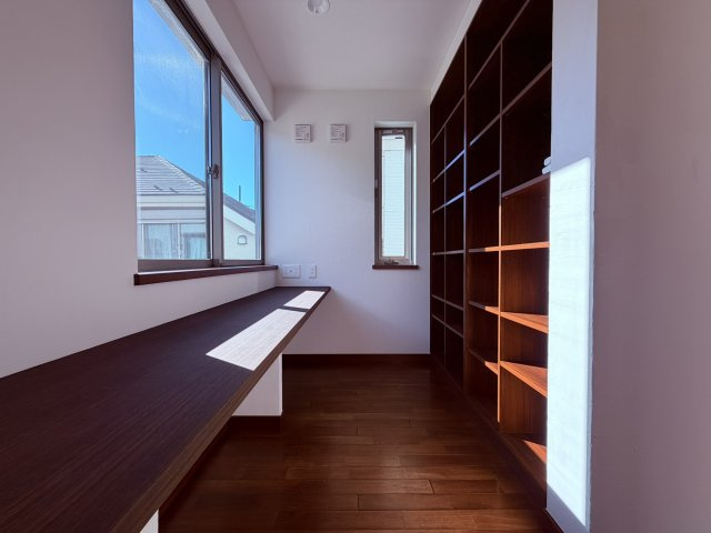 【居間・リビング】 | 杉並区今川４丁目　中古戸建て | 作業もくつろぎも叶える、使い勝手の良いカウンター