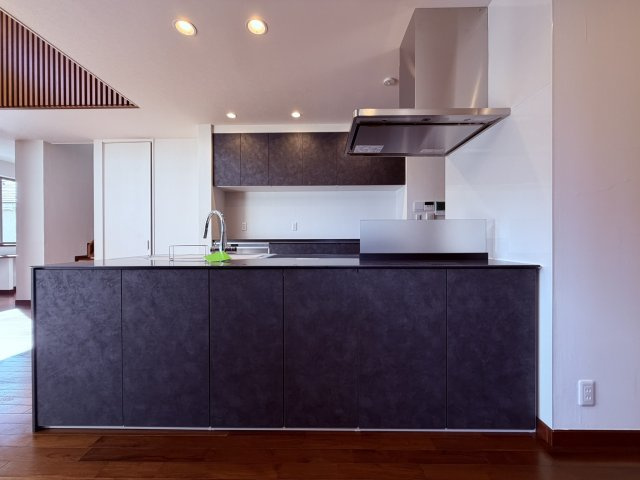 【キッチン】 | 杉並区今川４丁目　中古戸建て | シックな色合いで毎日の料理が楽しくなる使い勝手の良いキッチン