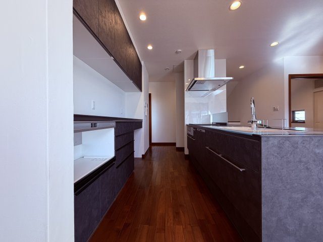 【キッチン】 | 杉並区今川４丁目　中古戸建て | 収納力に優れたカップボードで、すっきり片付くキッチン