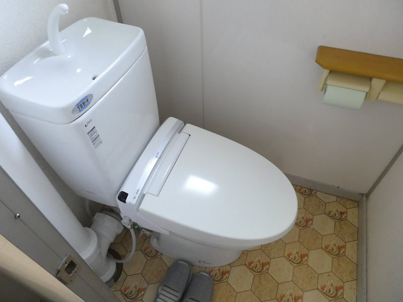 ウォシュレット付き(残置物)窓もあって清潔感あります。