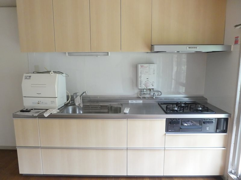 システムキッチンで収納も多いです。