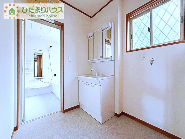 【独立洗面台】 | 守谷市松ケ丘３丁目　中古戸建 | 三面鏡の大きな鏡は憧れます(^^♪
鏡の後ろは収納となっていて、細かいものでも収納できるのでスッキリと整理できます！