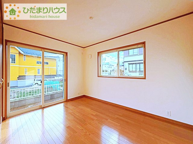 【寝室】 | 守谷市松ケ丘３丁目　中古戸建 | 大きなベッドを置いても余裕の広さの主寝室♪