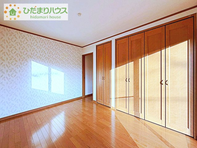 【寝室】 | 守谷市松ケ丘３丁目　中古戸建 | バルコニーに面している洋室は、主寝室にどうぞ(^^)/