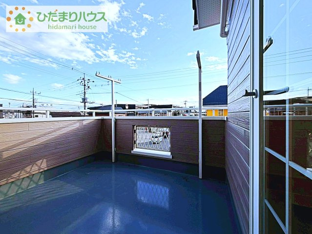 【バルコニー】 | 守谷市松ケ丘３丁目　中古戸建 | 広々としたバルコニーは、大量の洗濯物を干しても余裕！お布団だって、家族全員分をいっきに干せますね(^O^)