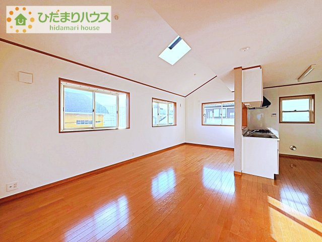 【居間・リビング】 | 守谷市松ケ丘３丁目　中古戸建 | リビングの大きな窓からは、暖かな日の光が降り注ぎます・・・