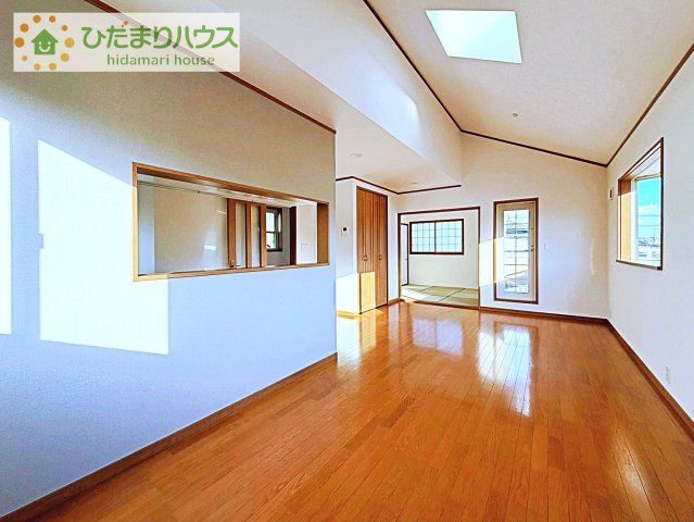 【居間・リビング】 | 守谷市松ケ丘３丁目　中古戸建 | 南に面した大きな窓から差し込む光で日中は電気いらず♪