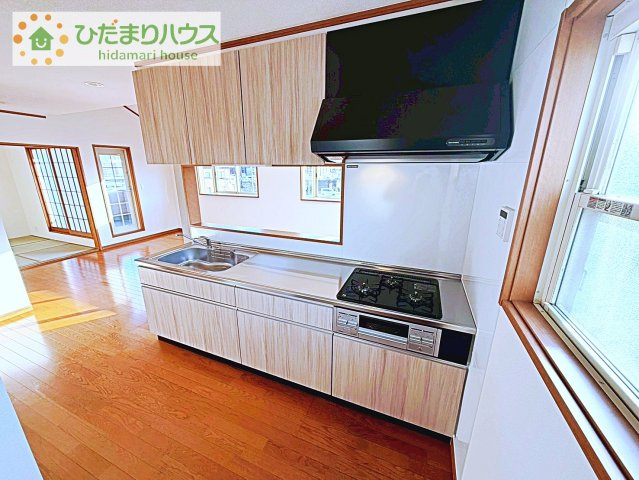 【キッチン】 | 守谷市松ケ丘３丁目　中古戸建 | 3口コンロでお料理する時間も短くなりそうですね(*‘∀‘)