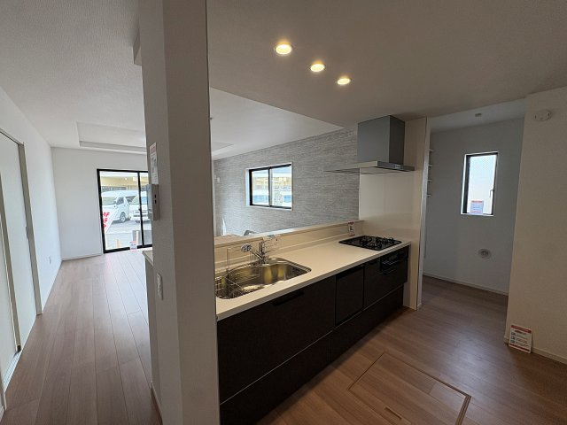 新築戸建・新築建売　郡山市富久山町9期　明健小・明健中のキッチン|キッチンはカウンターになっているのでリビング全体を見渡すことができます！