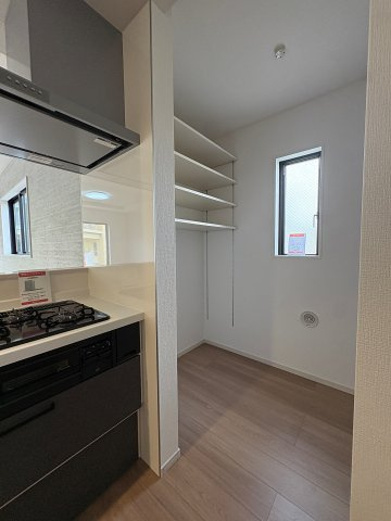 新築戸建・新築建売　郡山市富久山町9期　明健小・明健中の収納|キッチンの横には大容量のパントリーがございます！食品や日用品、防災グッズなどの保管に便利です！