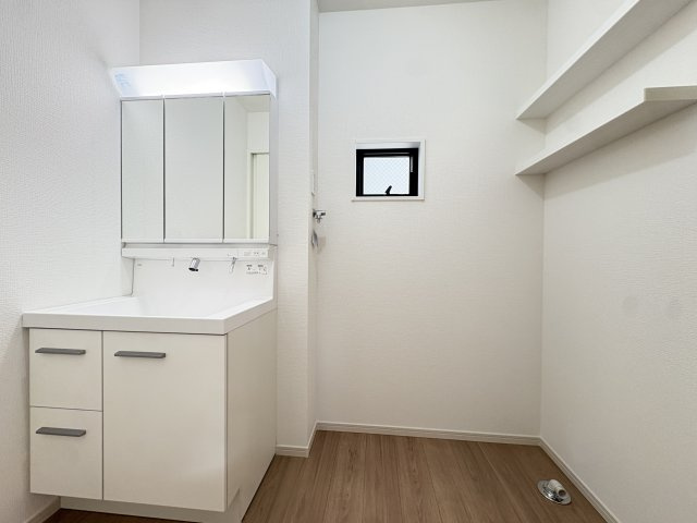 新築戸建・新築建売　郡山市富久山町9期　明健小・明健中の独立洗面台|三面鏡洗面台で朝の身支度もしやすい＆収納力も◎洗面台に物を置かずすっきり清潔に保つことができます！