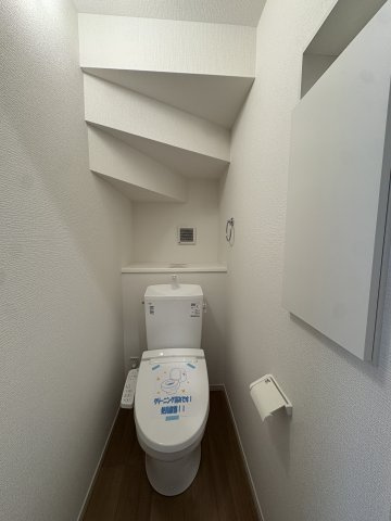 新築戸建・新築建売　郡山市富久山町9期　明健小・明健中のトイレ|白を基調とした清潔感のある空間です！収納付き！