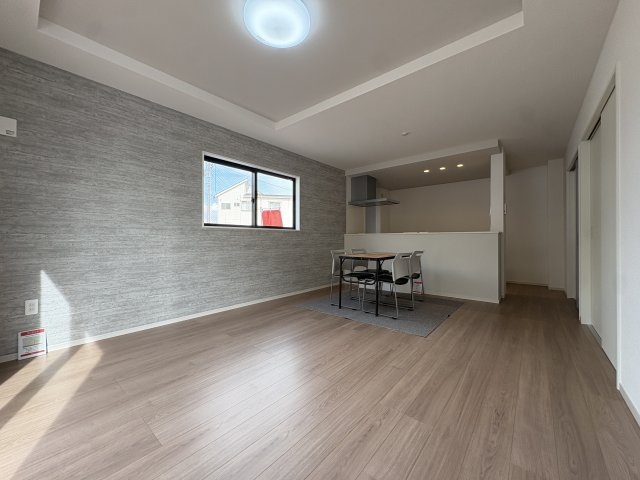 新築戸建・新築建売　郡山市富久山町9期　明健小・明健中の居間・リビング|LDK17.8帖で広々としており、さらに折り上げ天井で開放感をプラス！