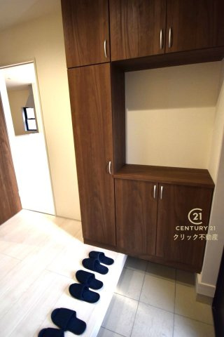 リーブルガーデン  大洗町五反田　3期　2の玄関|シューズボックスの扉の中は可動棚ですので、しまいたいものに合わせて高さを自由に変えることができます。