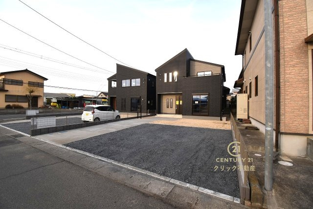 リーブルガーデン  大洗町五反田　3期　2の駐車場|駐車場は十分なスペース。ご家族それぞれが車をご所有の場合や、来客の際も安心です。
内覧可能です。ご予約はHPから、またお電話でもお気軽にどうぞ。
