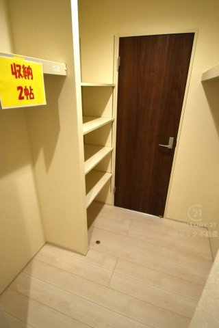リーブルガーデン  大洗町五反田　3期　2の収納|2WAY出入り口の大容量収納スペース！ティッシュペーパーなど消耗品のストック、季節物の家電製品などもスッキリ片付きます。家族共有の収納場所にすれば家事の分担にも役立ちます。