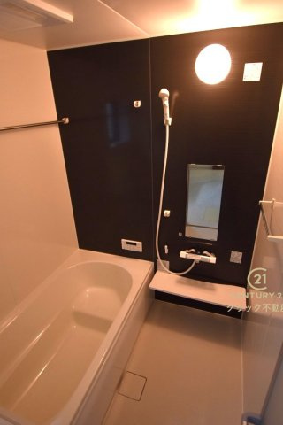 リーブルガーデン  大洗町五反田　3期　2の浴室|浴槽への出入りが安全な低床タイプのユニットバスです。洗い場は滑りにくい速乾床ですので、お子様やご高齢の方にも安心です。自動お湯張りに追焚機能付きのオートバスです。
