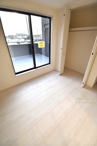 リーブルガーデン  大洗町五反田　3期　2の洋室|折戸を開くと壁面クローゼット。衣類が横一列に並ぶためひと目で洋服が選びやすい！衣類をたくさんお持ちの方もスッキリ片付きます♪
