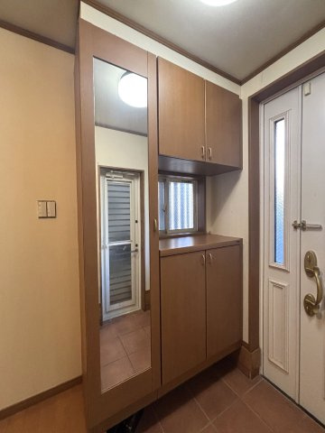 【玄関】 | 千駄木戸建 | 姿見のあるシューズボックス（原状回復工事中の写真です）