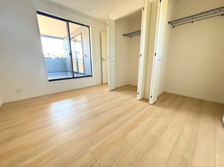 【洋室】 | 安佐南区川内2（JR緑井駅）NO8 | 2階　洋室×3　収納付きでお部屋がスッキリ広く使えます。　バルコニは2部屋から出入り可能です