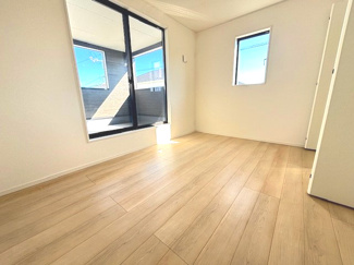 【洋室】 | 安佐南区川内2（JR緑井駅）NO8 | 2階　洋室×3　収納付きでお部屋がスッキリ広く使えます。　
バルコニーは2部屋から出入り可能です