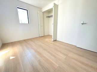 【洋室】 | 安佐南区川内2（JR緑井駅）NO8 | 2階　洋室×3　収納付きでお部屋がスッキリ広く使えます。
