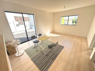 【居間・リビング】 | 安佐南区川内2（JR緑井駅）NO8 | 大きな窓が設置された16帖リビング☆　対面式のキッチンでリビングが見渡せるので、お子様やご家族の様子が見えて安心です♪