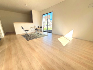 【居間・リビング】 | 安佐南区川内2（JR緑井駅）NO8 | 大きな窓が設置された16帖リビング☆　対面式のキッチンでリビングが見渡せるので、お子様やご家族の様子が見えて安心です♪