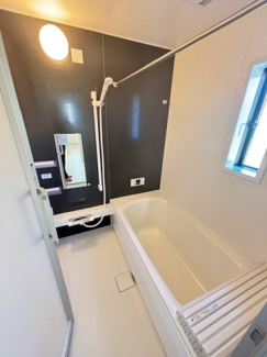 【浴室】 | 安佐南区川内2（JR緑井駅）NO8 | ゆったりした浴槽は、足を伸ばしてゆったり湯船につかることができます。
浴室換気乾燥機付きでカビ予防やヒートショック予防に安心です☆