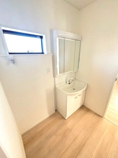 【独立洗面台】 | 安佐南区川内2（JR緑井駅）NO8 | 三面鏡付きの洗面台は、メイクもドライヤーも余裕のスペースです☆