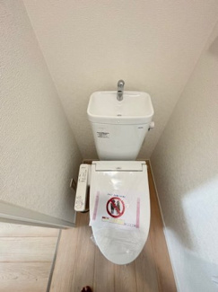 【トイレ】 | 安佐南区川内2（JR緑井駅）NO8 | シンプルなデザインはお掃除やしやすく衛生的。温水洗浄便座付き　トイレ×２