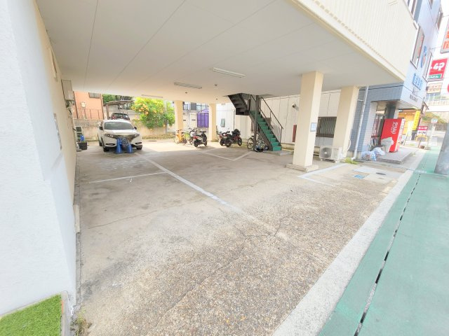 生駒ビルの駐車場