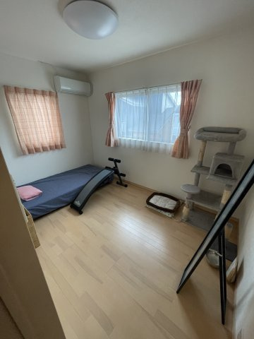 花園台町戸建ての洋室