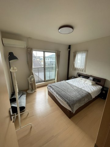 花園台町戸建ての洋室