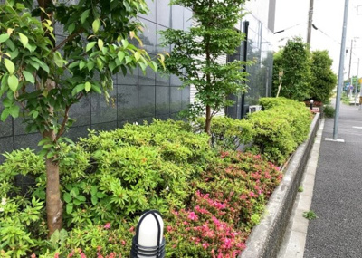 【庭】 | レーベンハイム緑ヶ丘エアーズ | 物件によっては、入居者が個人的に使用できる専用庭がついているものもあります。また、住宅の中にある土間の部分を庭と呼ぶこともあります。庭の用途は住む人によって変わり、それによってデザインもさまざまです。
