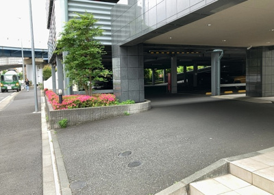 【中庭】 | レーベンハイム緑ヶ丘エアーズ | 中庭（パティオ）とは、一つの建築物の内部に設けられた、壁などで囲われている庭のことを指します。コの字型、ロの字型が主流ですが、L字型の中庭もあります。最近では、インテリア性の高さからも人気があります。