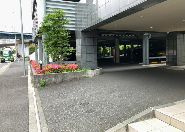 【中庭】 | レーベンハイム緑ヶ丘エアーズ | 中庭（パティオ）とは、一つの建築物の内部に設けられた、壁などで囲われている庭のことを指します。コの字型、ロの字型が主流ですが、L字型の中庭もあります。最近では、インテリア性の高さからも人気があります。