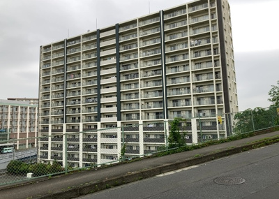 【外観】 | レーベンハイム緑ヶ丘エアーズ | 隣家の土地はどうなっているのか、生活利便施設が近くにあるのか、学校まで近いかなど、お客様のライフスタイルにあわせたイメージが重要です。また、近くにあると困る施設が近くにないかも確認するといいでしょう。