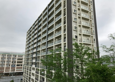 【外観】 | レーベンハイム緑ヶ丘エアーズ | 道幅が広い場所は日当たりや風通が良好です。幅が広いのですれ違いも可能ですし大きな車でも駐車可能！一方で、大型車が通ることも多くなるため交通量の増加により騒音に繋がります。また土地の値段が高くなります。