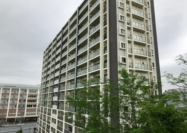 【外観】 | レーベンハイム緑ヶ丘エアーズ | 道幅が広い場所は日当たりや風通が良好です。幅が広いのですれ違いも可能ですし大きな車でも駐車可能！一方で、大型車が通ることも多くなるため交通量の増加により騒音に繋がります。また土地の値段が高くなります。