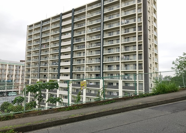 【外観】 | レーベンハイム緑ヶ丘エアーズ | ＳＲＣ造は強度や耐震性の面でもRC造と比べて優れています。そのため、10階建以上の高層または超高層マンションなどの建築にも多く採用されています。柱や梁などのサイズが小さくても高い耐震性を確保できます。