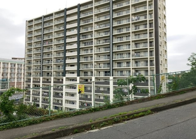 【外観】 | レーベンハイム緑ヶ丘エアーズ | 外観はマンション管理がされているかの目安になります。築年数が古いと、壁面は劣化してひび割れが生じることも！建物が古びていても細かいところが修繕されていると、きちんと管理されているなぁと感じるでしょう。