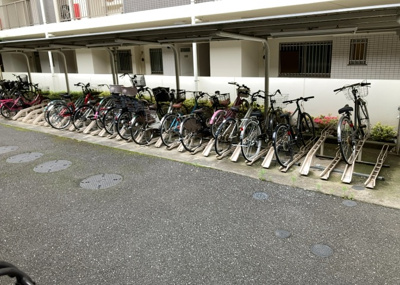 【駐車場】 | レーベンハイム緑ヶ丘エアーズ | 車一台あたりに必要なスペースは、標準サイズの普通自動車で横幅2m50cm、長さ5mは必要になります。ただし、乗降のことも考慮して横幅3m30cm、長さ5m50cmほどは確保できるところを選びましょう。