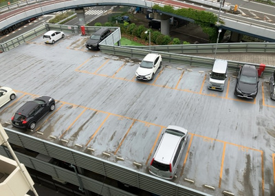 【駐車場】 | レーベンハイム緑ヶ丘エアーズ | 駐車場と明記されていても、最小スペースでつくられた駐車場だと大型車は駐車できなかったり、出入りしにくくなったりする可能性があります。お車のサイズと購入したい物件の駐車場のサイズを現地で確認しましょう。