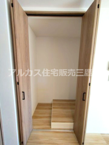 【内覧動画公開中！】練馬区石神井台８丁目 西武新宿線 武蔵関駅 新築戸建の収納|キッチン脇の収納