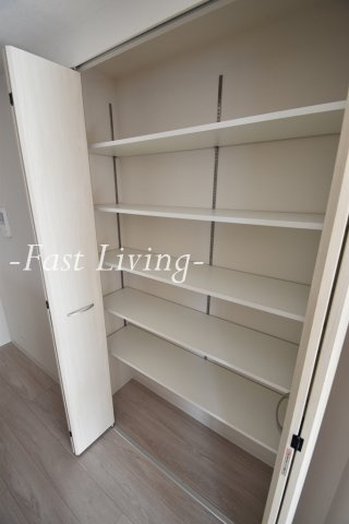 テ　レジャンデール護国寺WESTの玄関