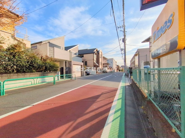 杉並区上荻2丁目 全2棟 A号棟の前面道路含む現地写真