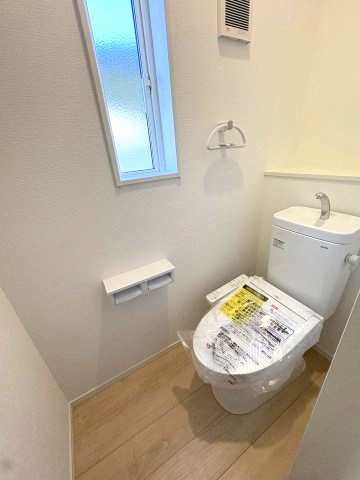 【内装】 | 糟屋郡志免町東公園台1丁目第1　1号棟（全3棟）【仲介手数料無料・0円】 | 施工例。2階にもトイレです。施工例は完成時と異なる場合があります。