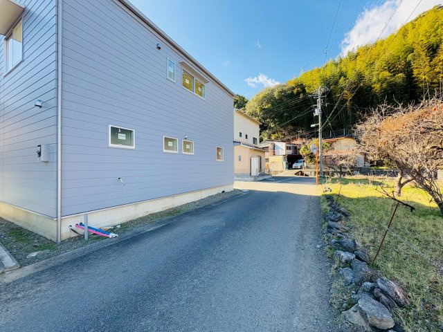 高知市朝倉丙A号地 新築一戸建ての前面道路含む現地写真