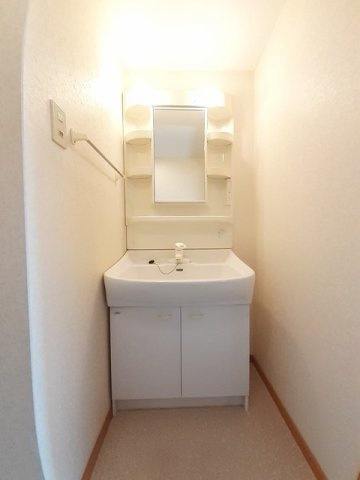 ハピネスヒルＡの洗面所|明るい洗面所です